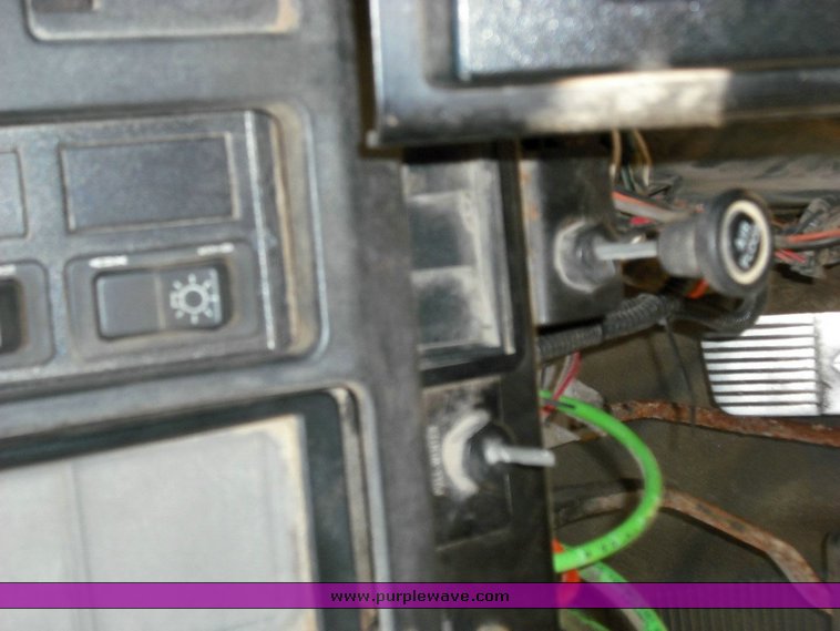 image for item 3502 1998 International Series 4900 6x4 dump truck