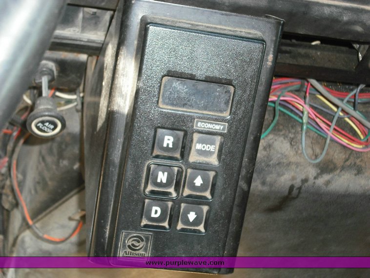 image for item 3502 1998 International Series 4900 6x4 dump truck