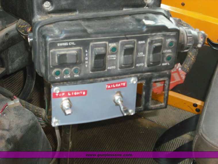 image for item 3502 1998 International Series 4900 6x4 dump truck