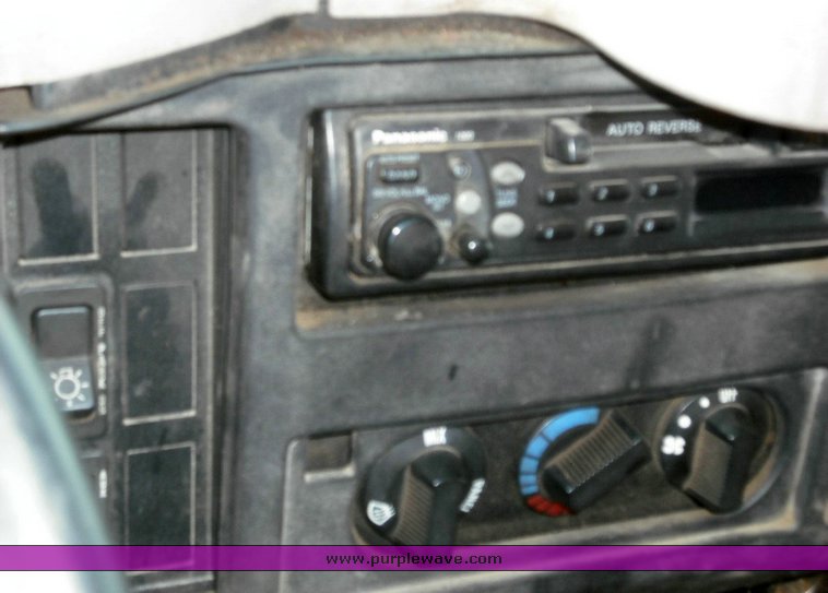 image for item 3502 1998 International Series 4900 6x4 dump truck