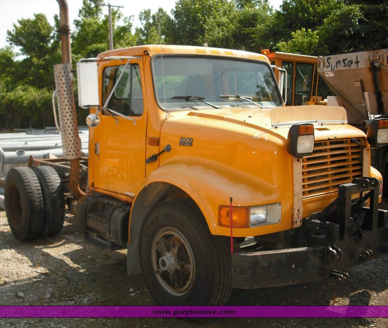 image for item 3503 1996 International Series 4900 4x2 dump truck