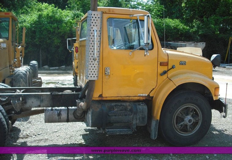 image for item 3503 1996 International Series 4900 4x2 dump truck