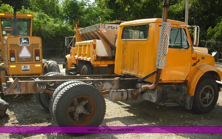 image for item 3503 1996 International Series 4900 4x2 dump truck