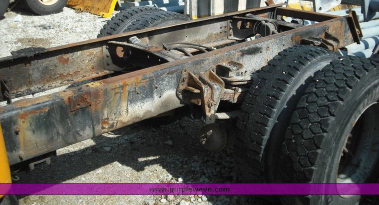 image for item 3503 1996 International Series 4900 4x2 dump truck