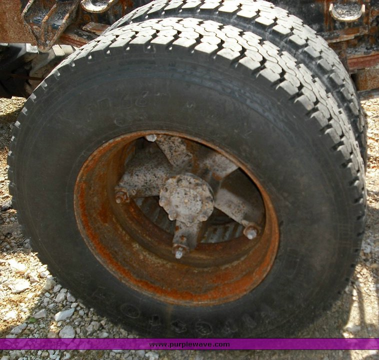 image for item 3503 1996 International Series 4900 4x2 dump truck