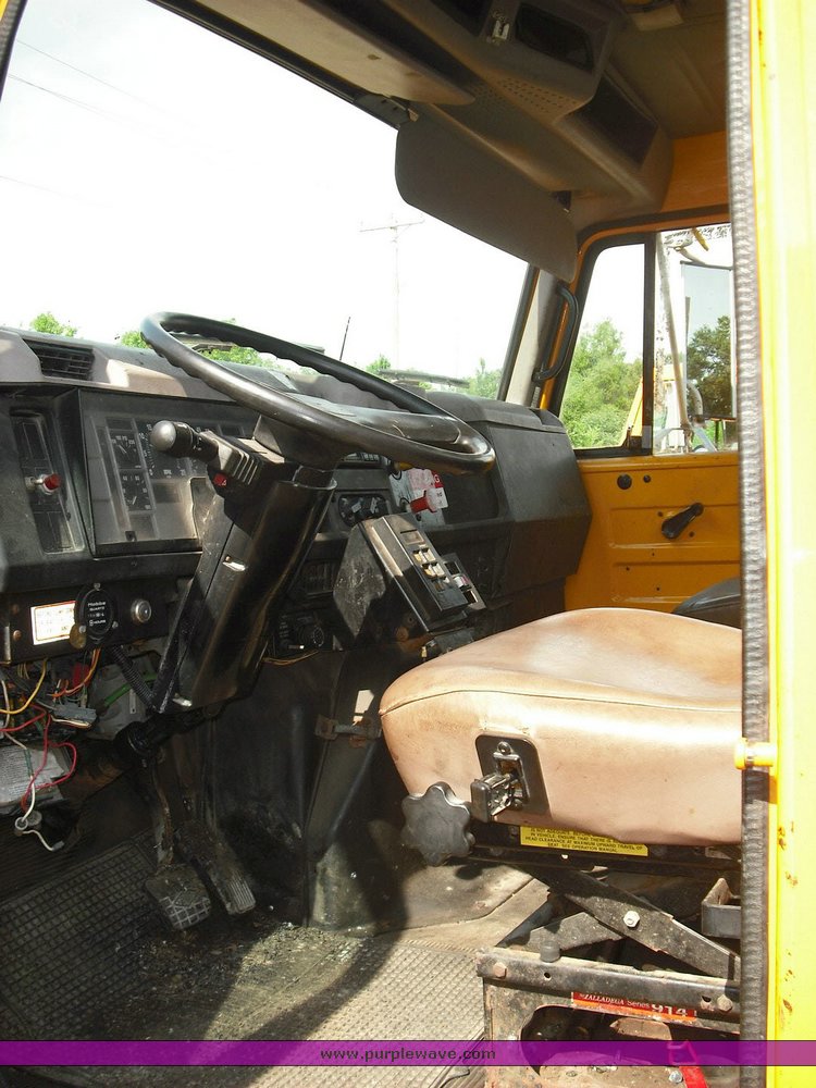 image for item 3503 1996 International Series 4900 4x2 dump truck