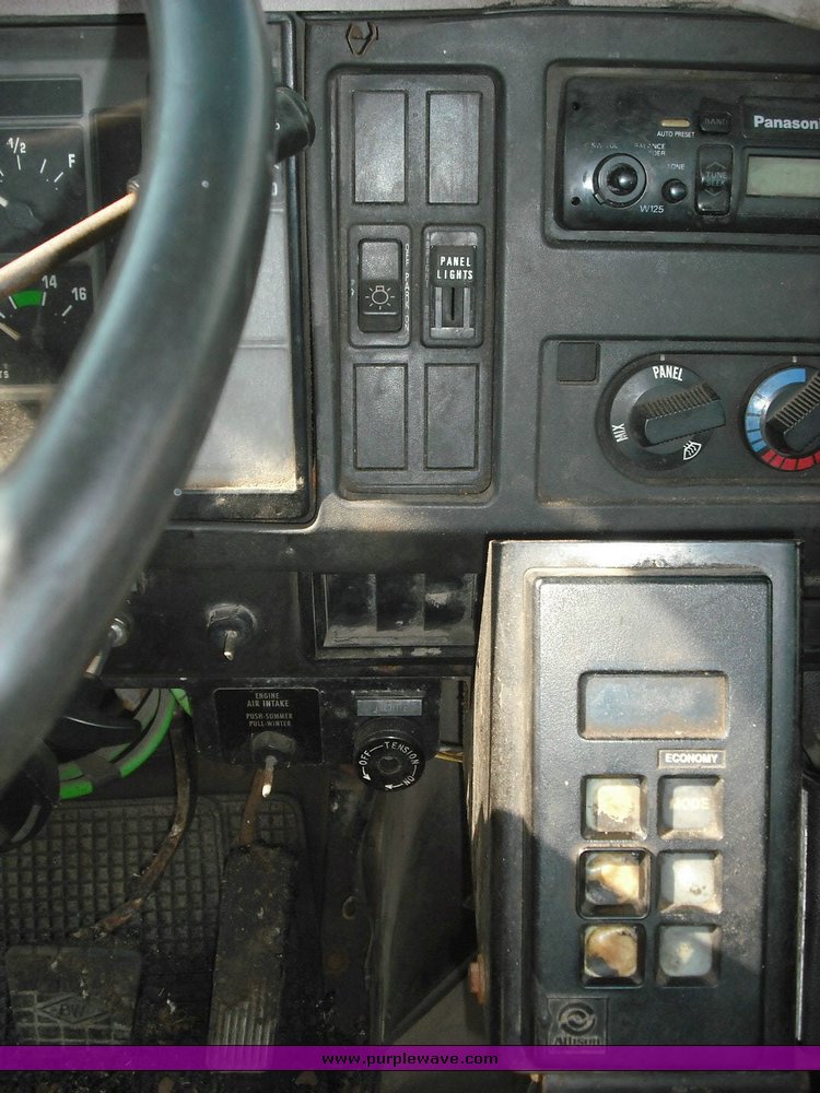 image for item 3503 1996 International Series 4900 4x2 dump truck