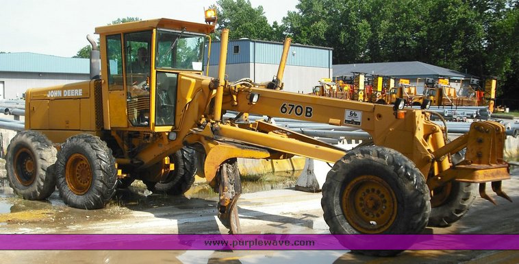 image for item 3504 1988 John Deere 670B motor grader XHD