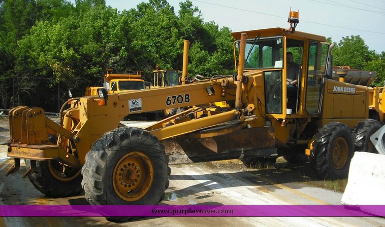 image for item 3504 1988 John Deere 670B motor grader XHD