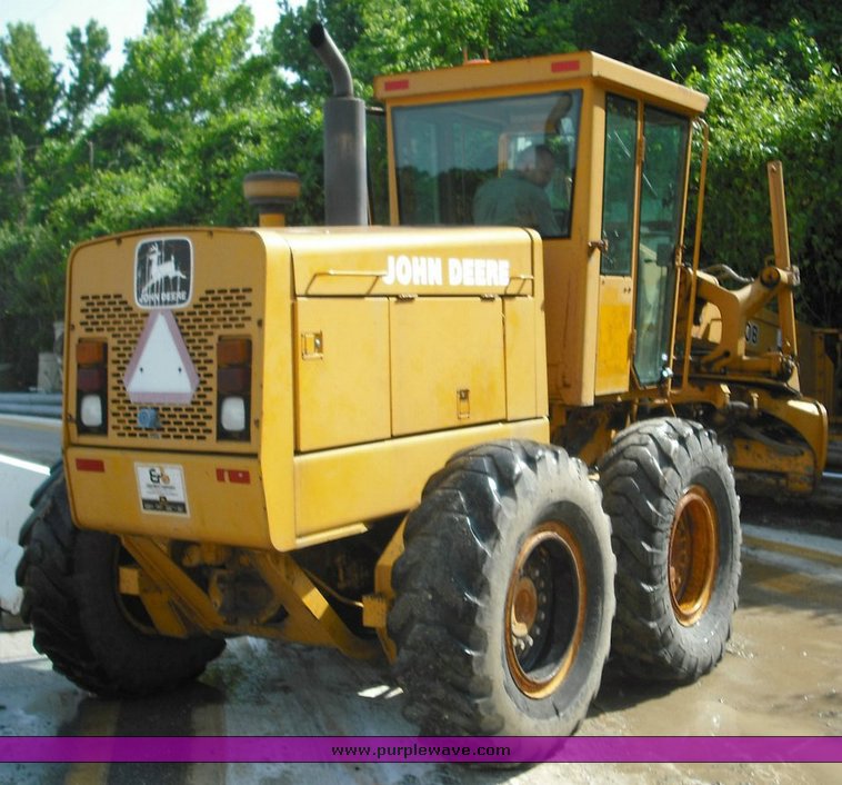 image for item 3504 1988 John Deere 670B motor grader XHD