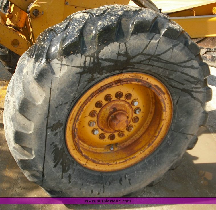 image for item 3504 1988 John Deere 670B motor grader XHD