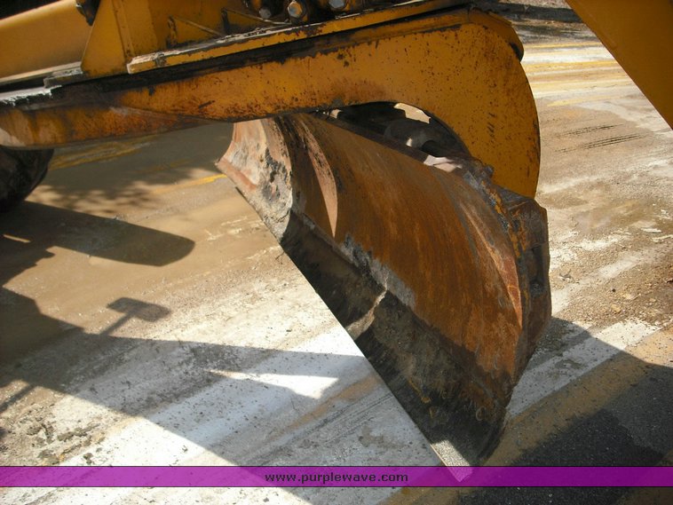 image for item 3504 1988 John Deere 670B motor grader XHD