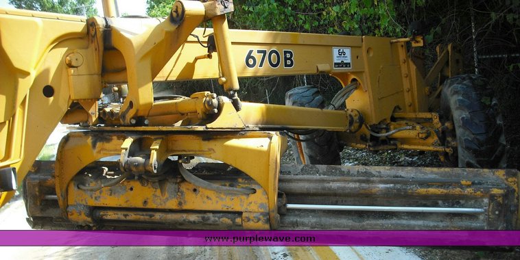 image for item 3504 1988 John Deere 670B motor grader XHD