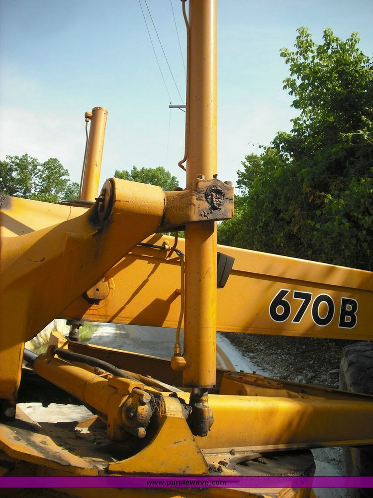 image for item 3504 1988 John Deere 670B motor grader XHD