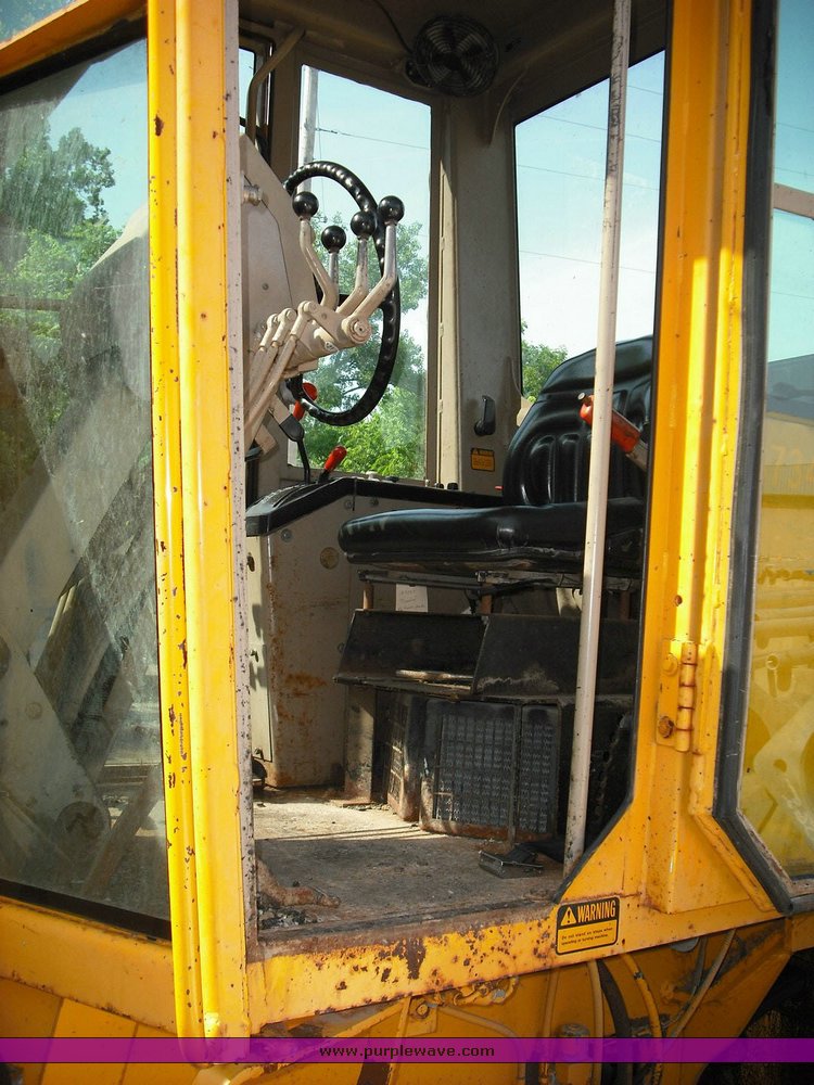 image for item 3504 1988 John Deere 670B motor grader XHD