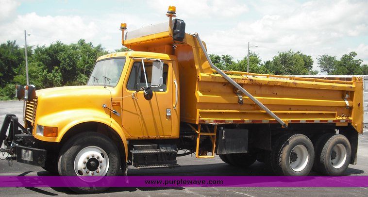 image for item 3510 1998 International Series 4900 6x4 dump truck
