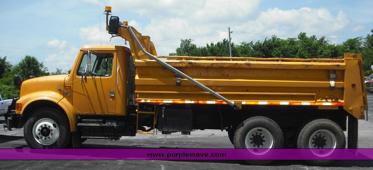 image for item 3510 1998 International Series 4900 6x4 dump truck