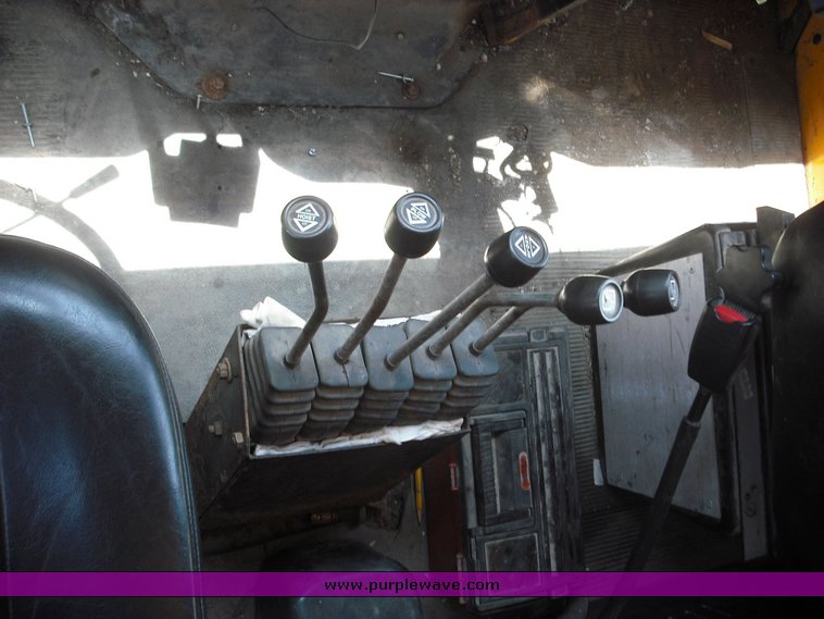 image for item 3510 1998 International Series 4900 6x4 dump truck