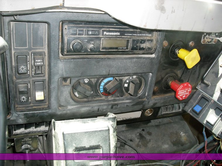 image for item 3510 1998 International Series 4900 6x4 dump truck