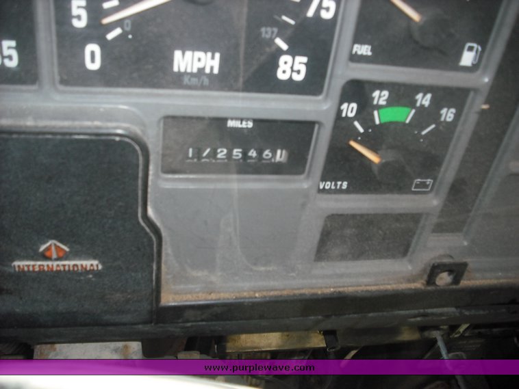 image for item 3510 1998 International Series 4900 6x4 dump truck