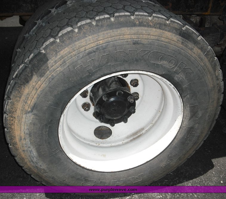 image for item 3510 1998 International Series 4900 6x4 dump truck