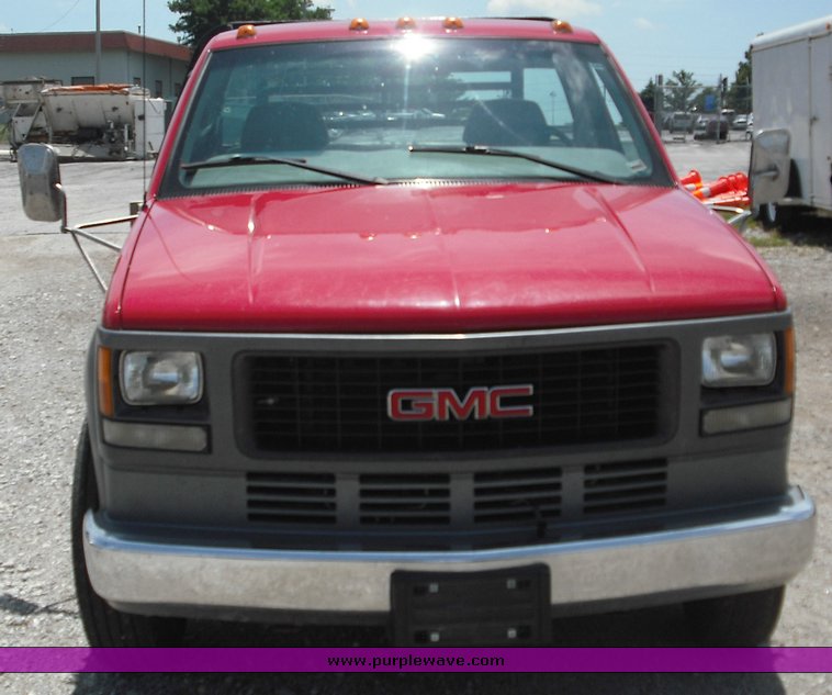 image for item 3511 2000 GMC Sierra C3500 HD flatbed truck