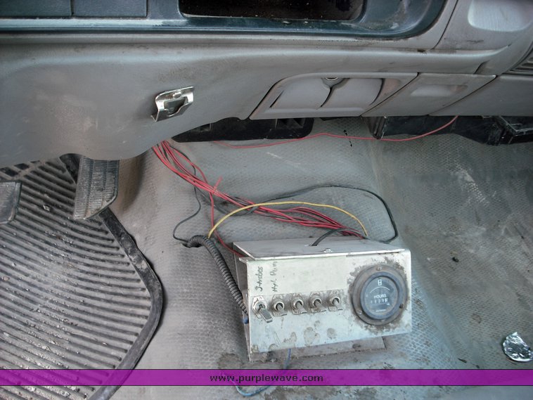 image for item 3511 2000 GMC Sierra C3500 HD flatbed truck