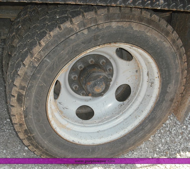 image for item 3511 2000 GMC Sierra C3500 HD flatbed truck