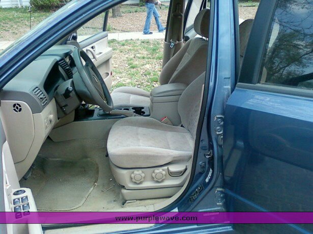 image for item 1005 2005 Kia Sorento SLX