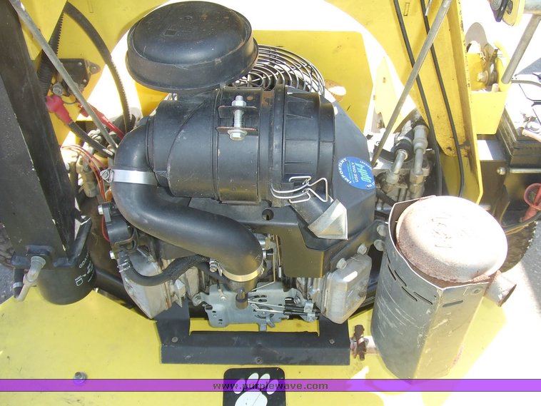 image for item 2075 2005 Great Dane GSRKA1952S surfer mower