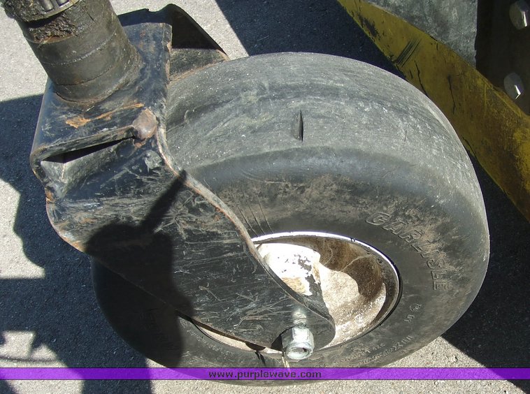 image for item 2075 2005 Great Dane GSRKA1952S surfer mower