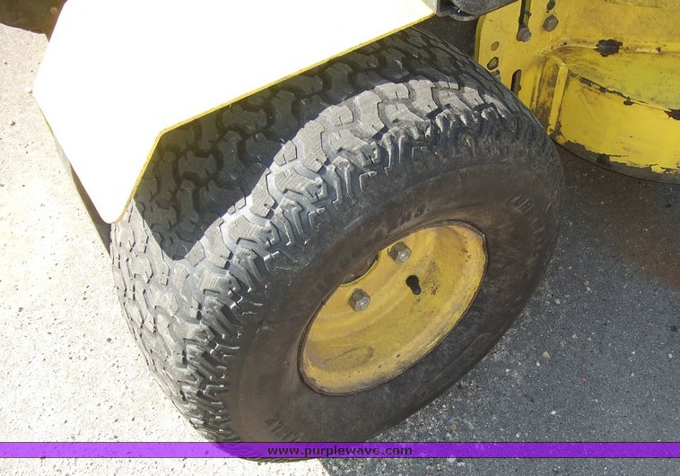 image for item 2075 2005 Great Dane GSRKA1952S surfer mower