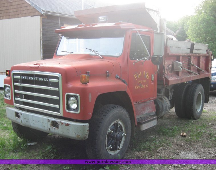 image for item 2525 1981 International dump truck