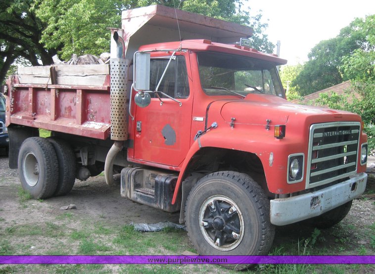 image for item 2525 1981 International dump truck