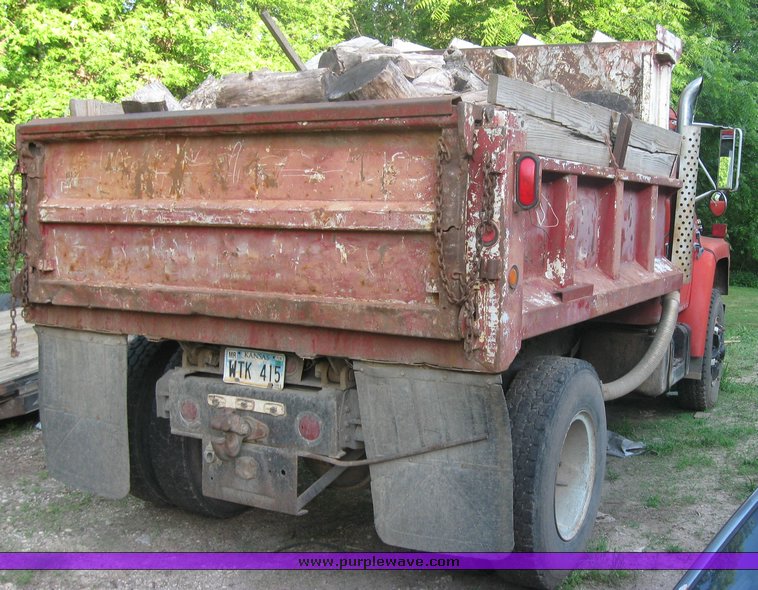 image for item 2525 1981 International dump truck