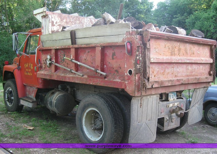 image for item 2525 1981 International dump truck
