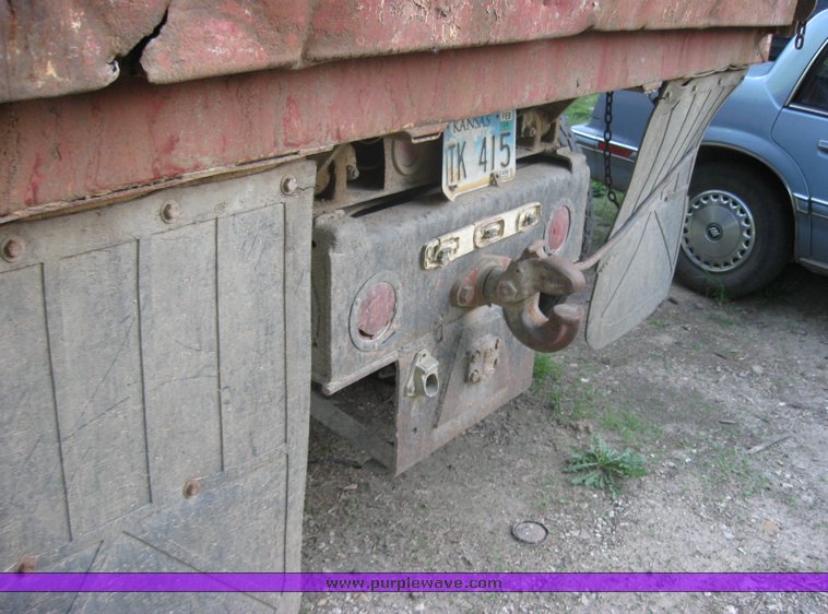 image for item 2525 1981 International dump truck