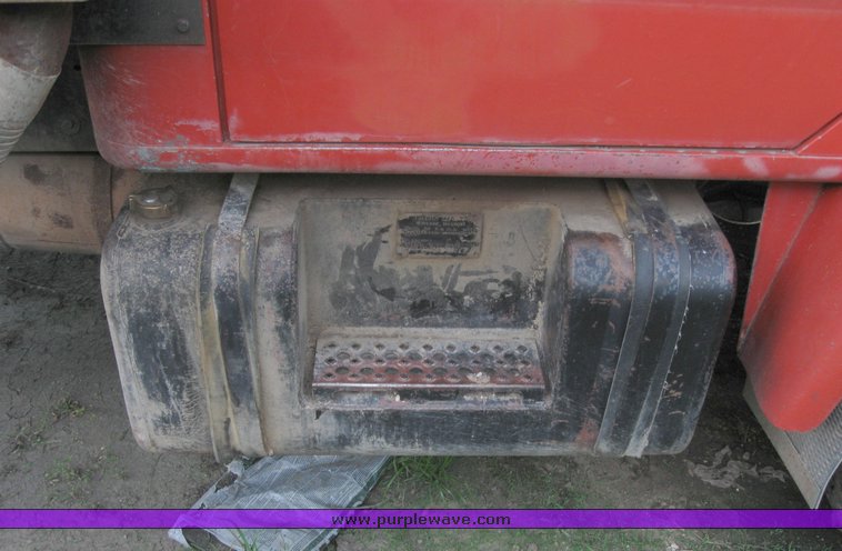 image for item 2525 1981 International dump truck