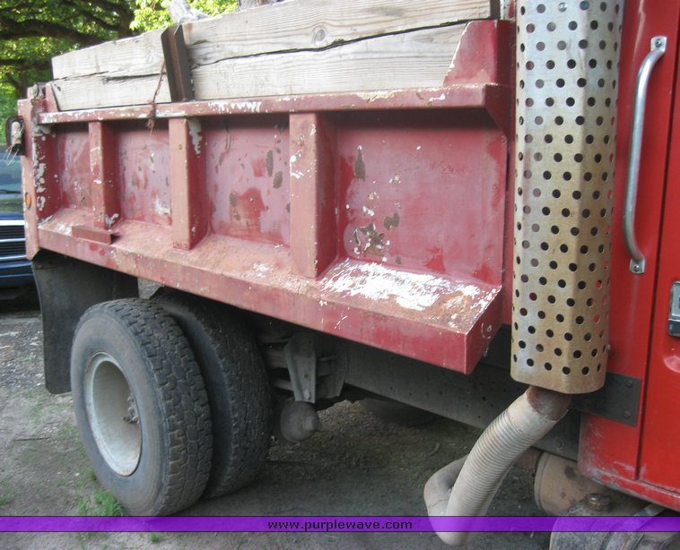 image for item 2525 1981 International dump truck