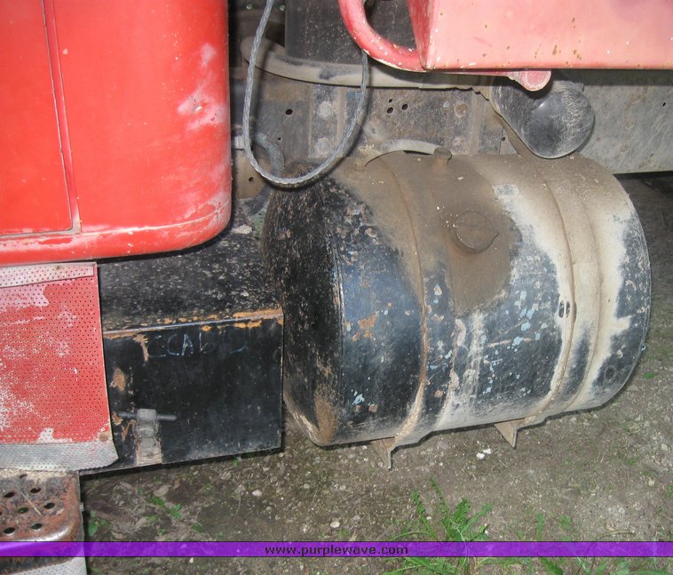 image for item 2525 1981 International dump truck