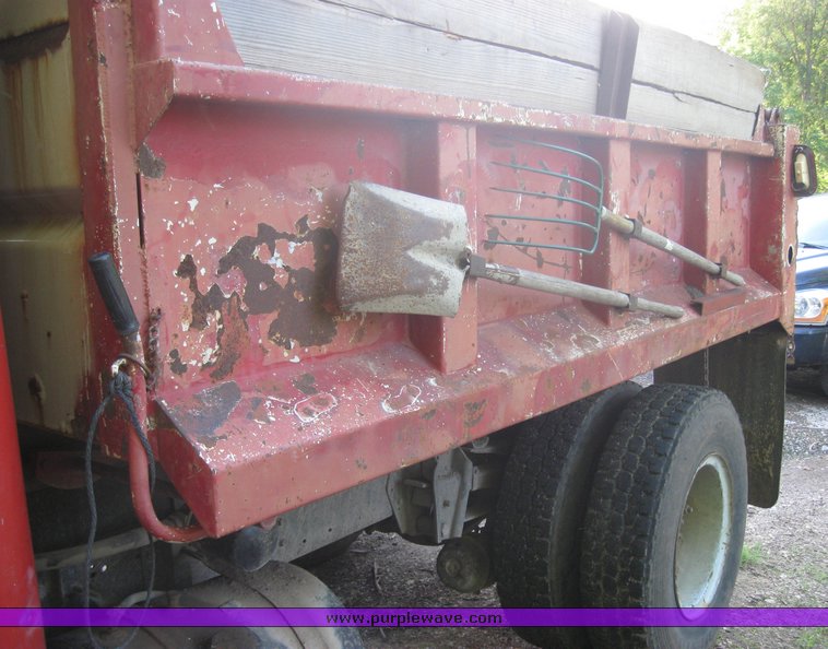 image for item 2525 1981 International dump truck