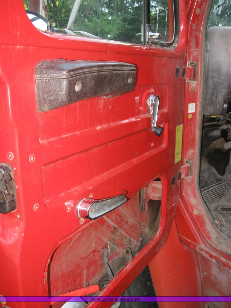 image for item 2525 1981 International dump truck