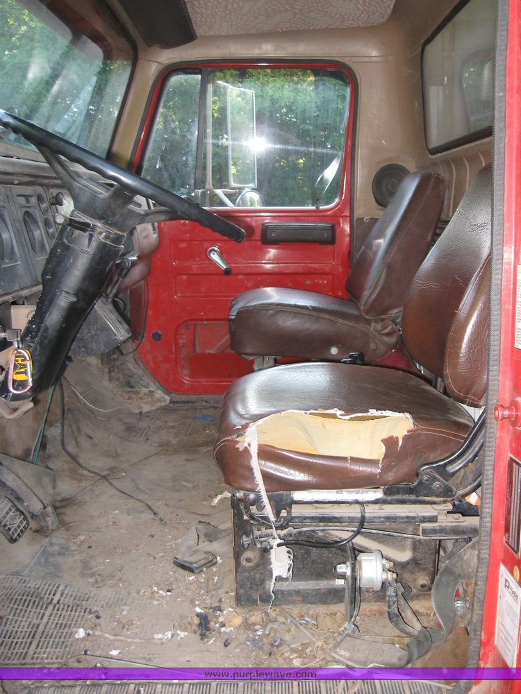 image for item 2525 1981 International dump truck