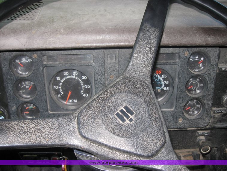 image for item 2525 1981 International dump truck