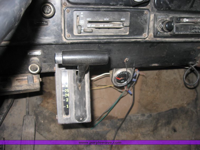 image for item 2525 1981 International dump truck