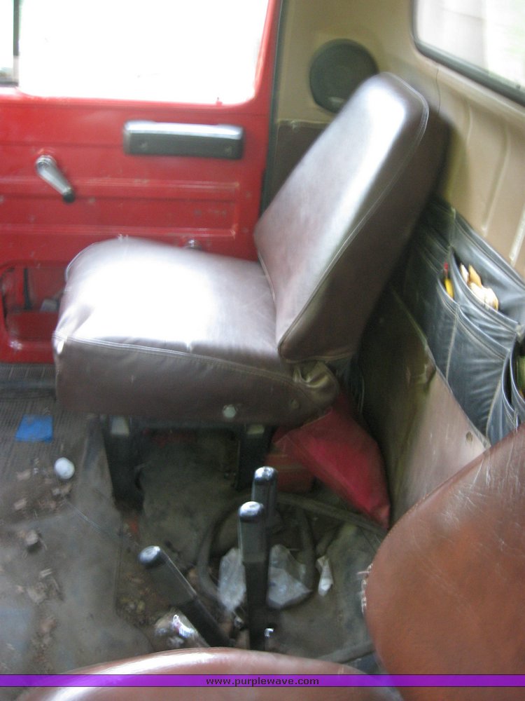 image for item 2525 1981 International dump truck