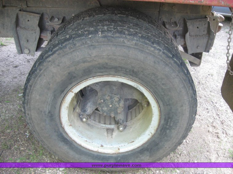 image for item 2525 1981 International dump truck