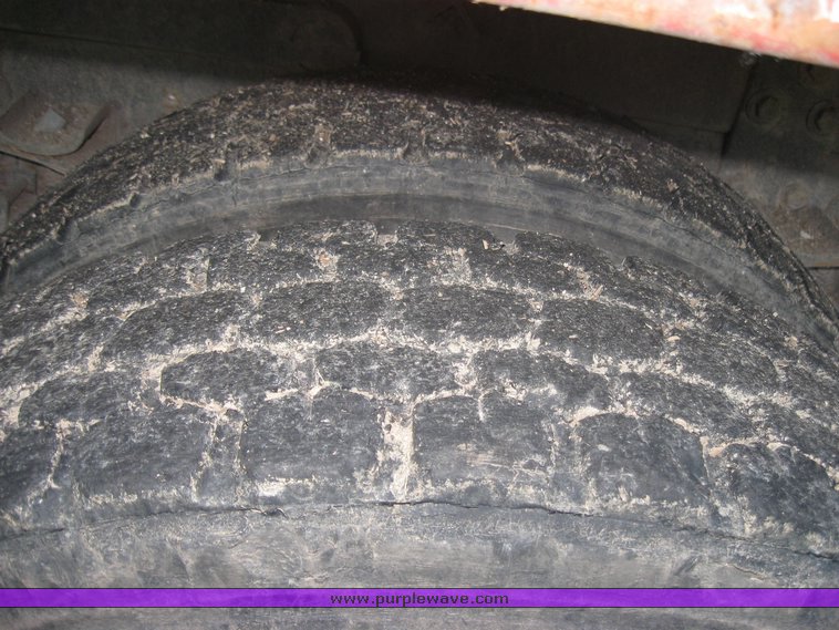 image for item 2525 1981 International dump truck