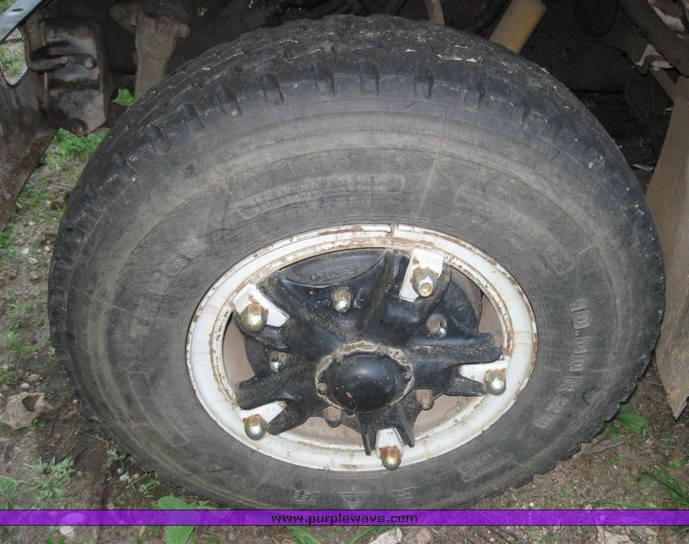 image for item 2525 1981 International dump truck