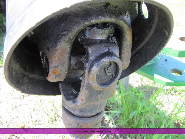 image for item 3315 1997 John Deere 566 round baler